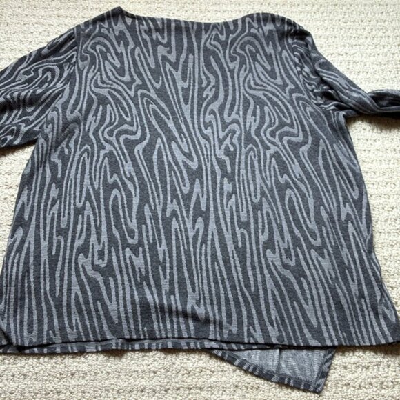 Chico’s Women’s Gray Zebra Patterned Long Sleeve Top Size 3 - Picture 4 of 10